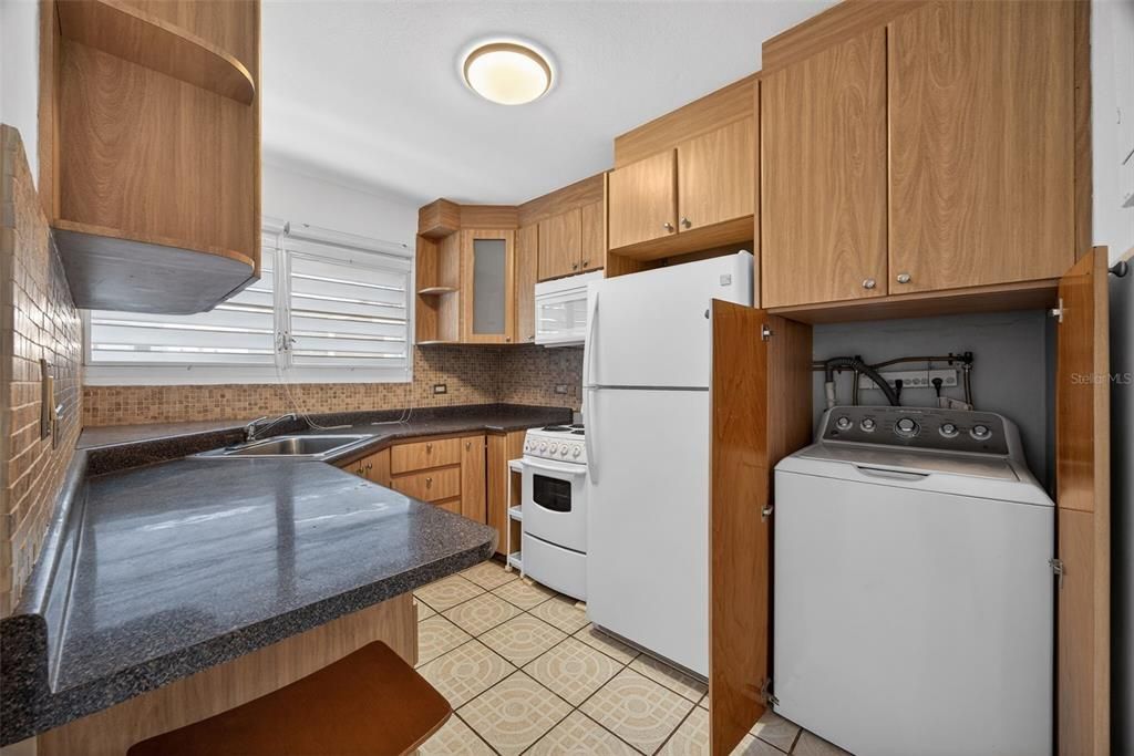 For Rent: $1,900 (2 beds, 1 baths, 867 Square Feet)
