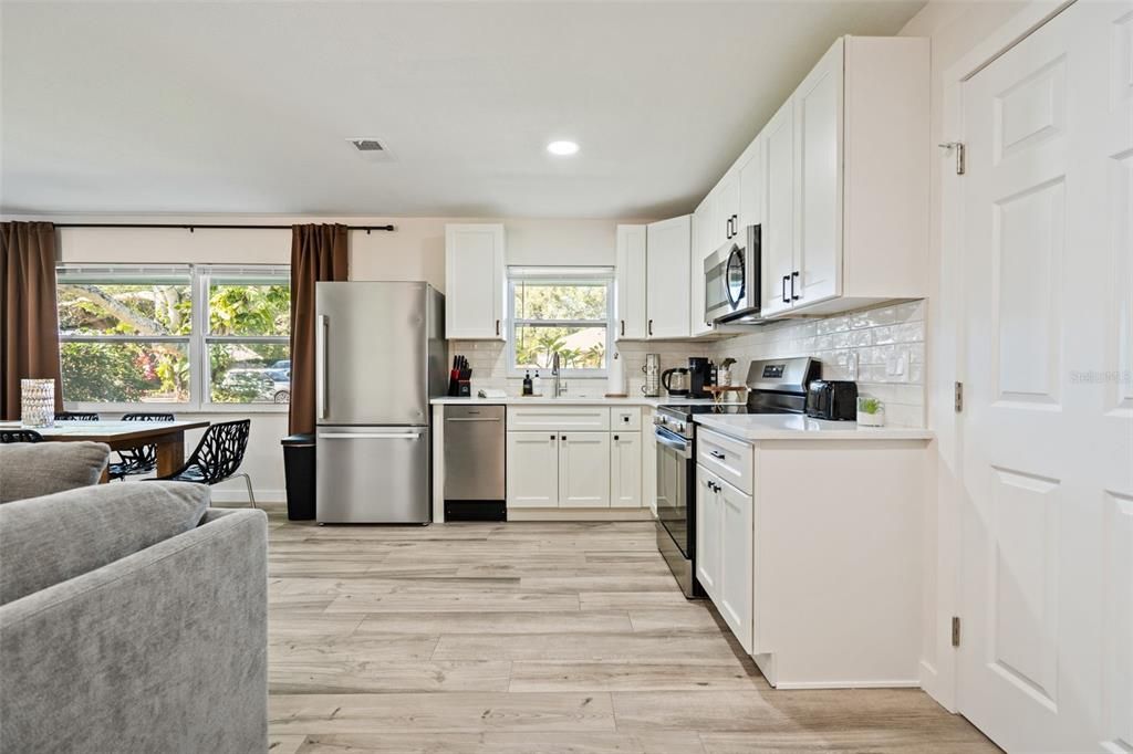 待售: $375,000 (3 贝兹, 2 浴室, 1037 平方英尺)