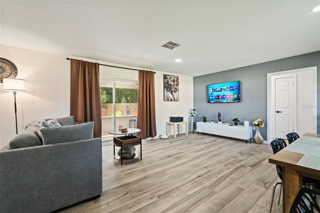 待售: $375,000 (3 贝兹, 2 浴室, 1037 平方英尺)