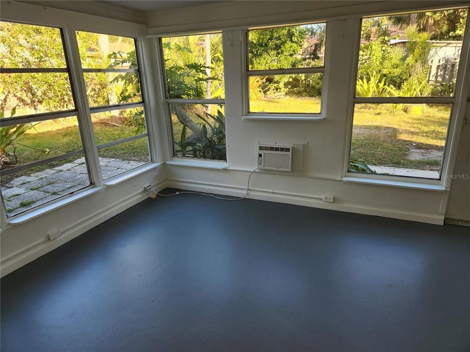 For Rent: $1,800 (2 beds, 1 baths, 1038 Square Feet)