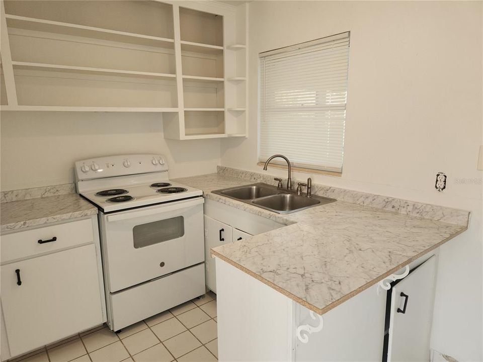 For Rent: $1,800 (2 beds, 1 baths, 1038 Square Feet)