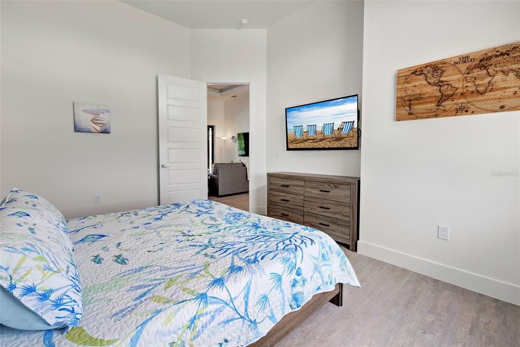 Под контрактом: $875,000 (4 спален, 3 ванн, 2143 Квадратных фут)