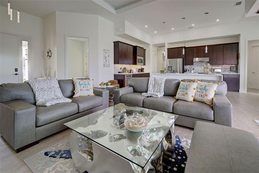 Под контрактом: $875,000 (4 спален, 3 ванн, 2143 Квадратных фут)