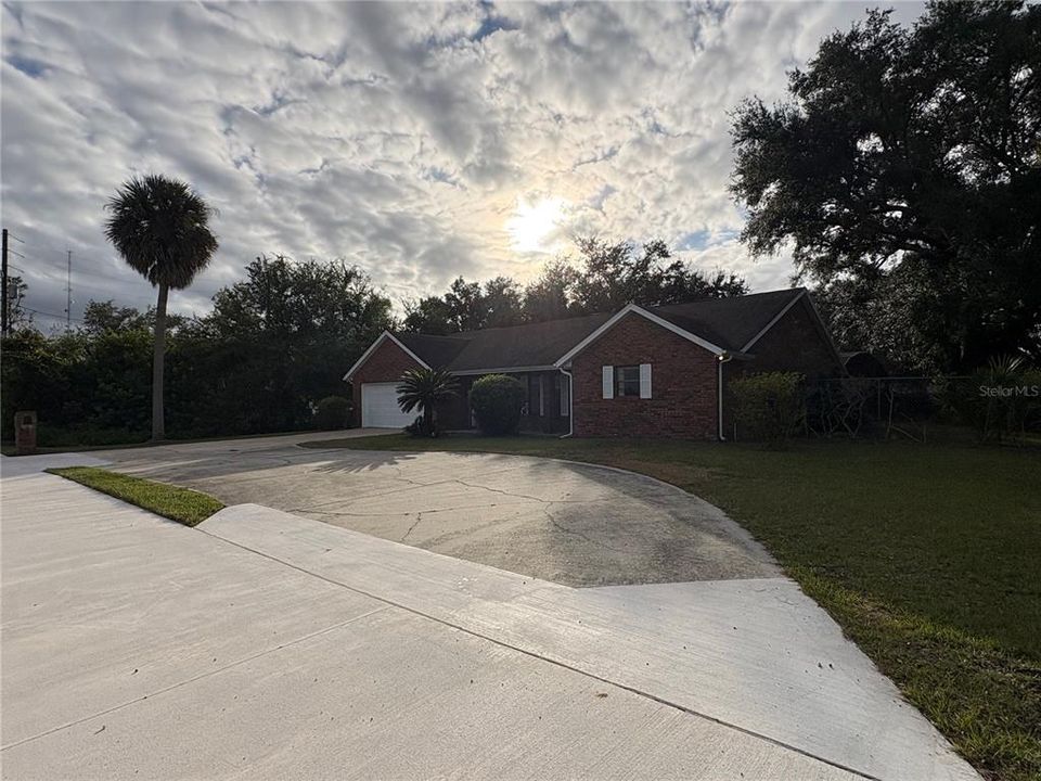 For Sale: $469,000 (3 beds, 2 baths, 1986 Square Feet)