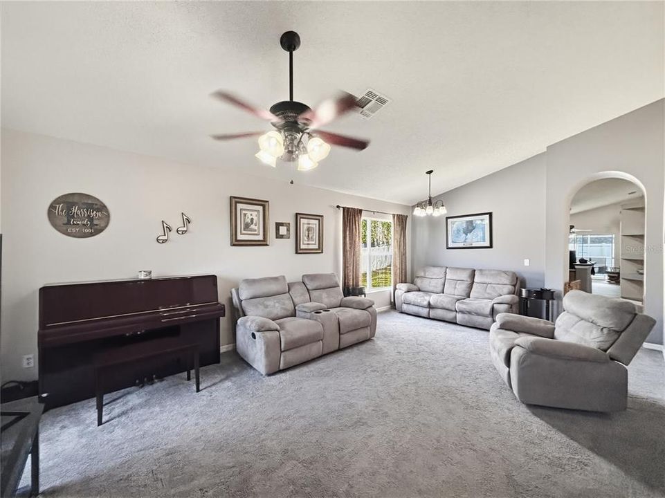 En Venta: $525,000 (4 camas, 2 baños, 1975 Pies cuadrados)