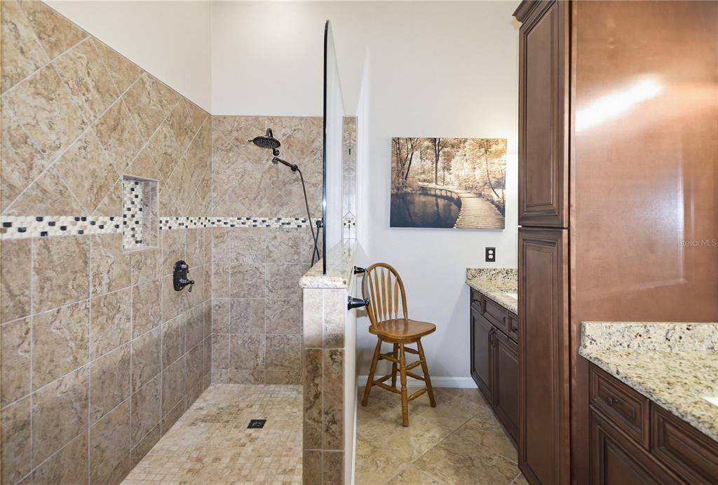 En Venta: $525,000 (4 camas, 2 baños, 1975 Pies cuadrados)