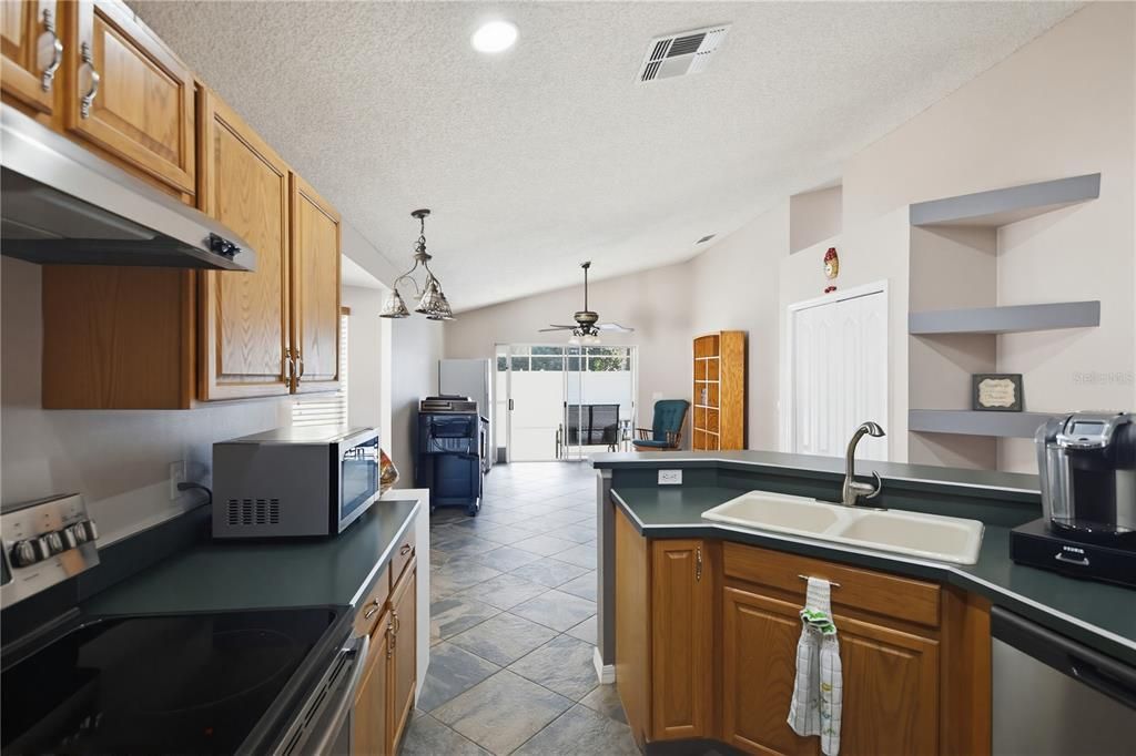 En Venta: $525,000 (4 camas, 2 baños, 1975 Pies cuadrados)