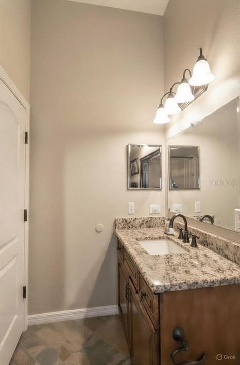 En Venta: $525,000 (4 camas, 2 baños, 1975 Pies cuadrados)