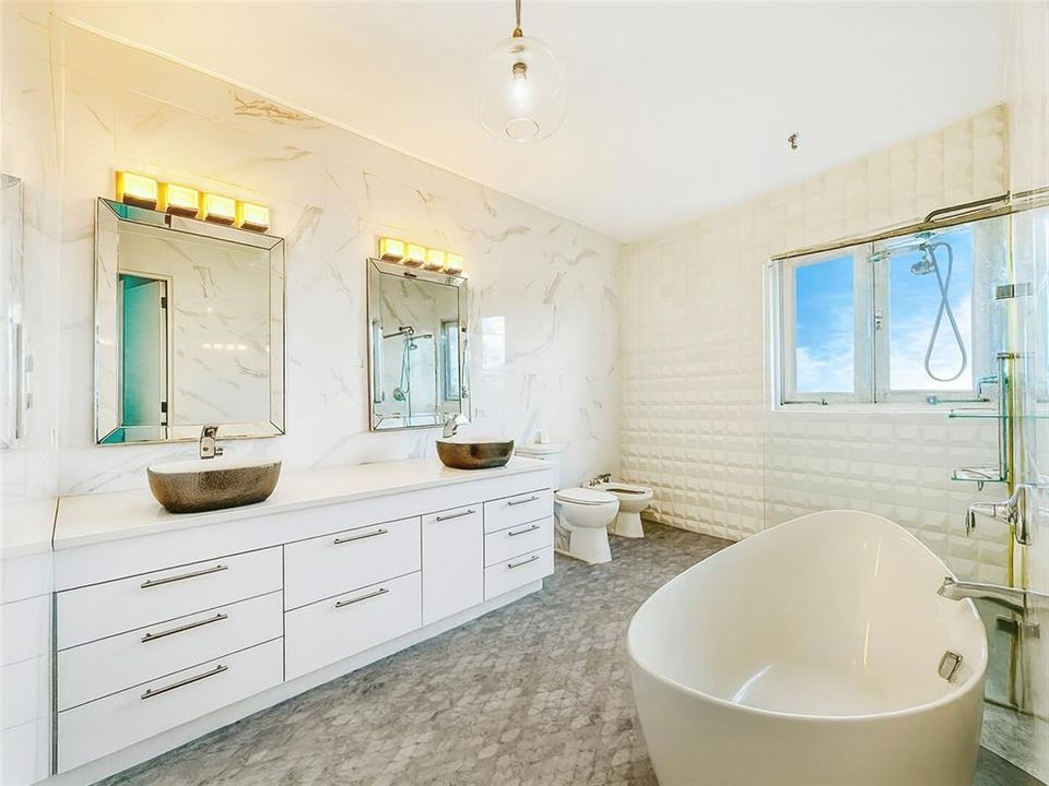 For Sale: $985,000 (4 beds, 5 baths, 3976 Square Feet)