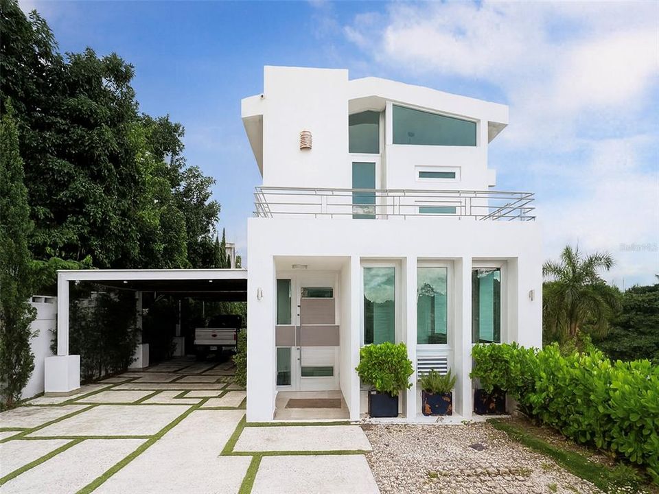 For Sale: $985,000 (4 beds, 5 baths, 3976 Square Feet)