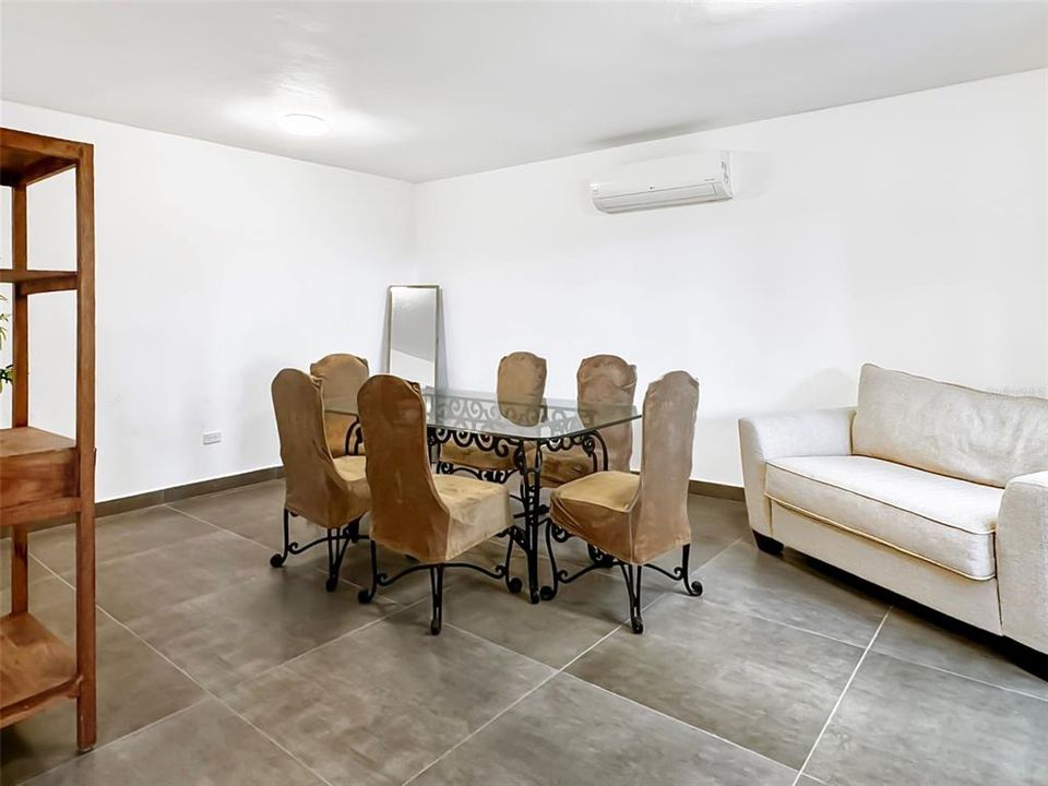 For Sale: $985,000 (4 beds, 5 baths, 3976 Square Feet)