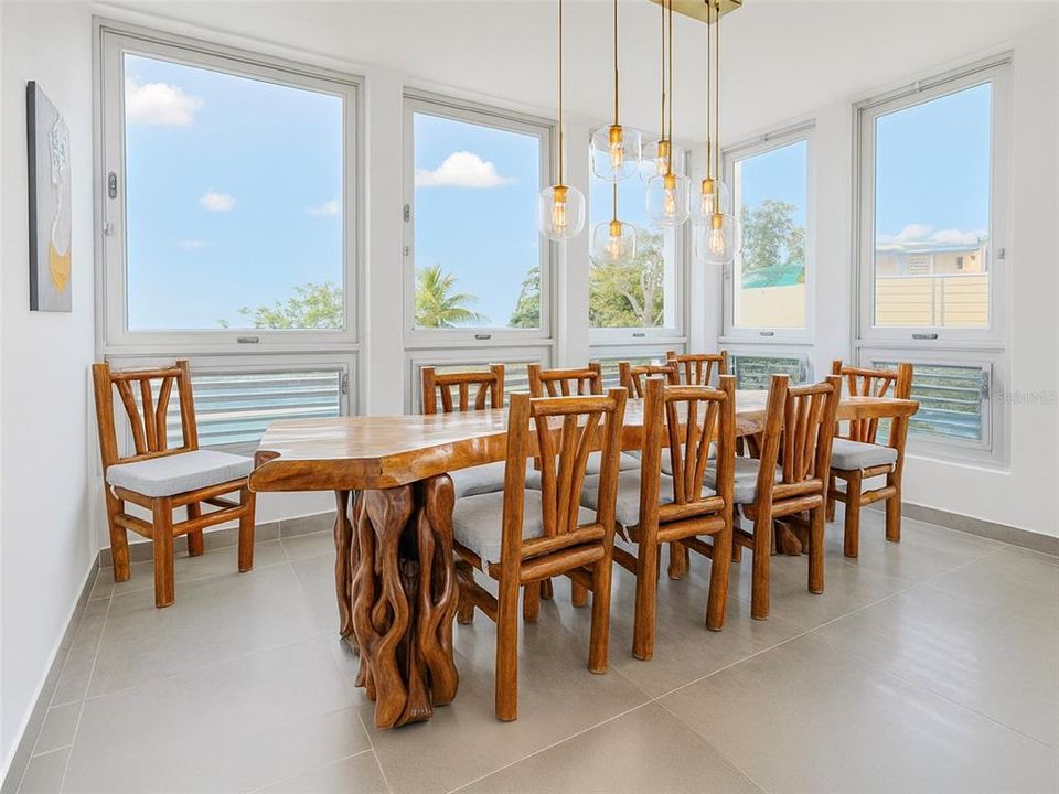 For Sale: $985,000 (4 beds, 5 baths, 3976 Square Feet)