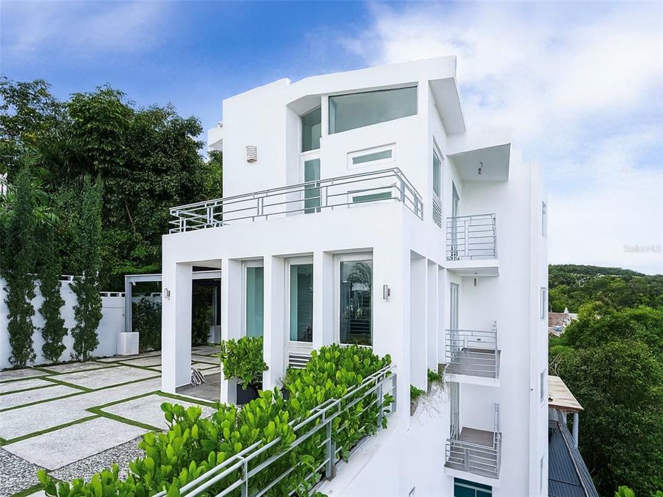 For Sale: $985,000 (4 beds, 5 baths, 3976 Square Feet)