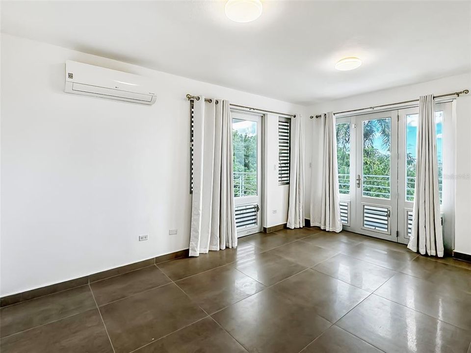 For Sale: $985,000 (4 beds, 5 baths, 3976 Square Feet)