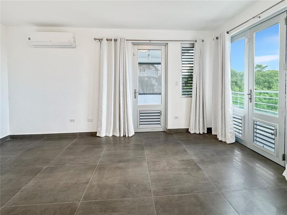 For Sale: $985,000 (4 beds, 5 baths, 3976 Square Feet)