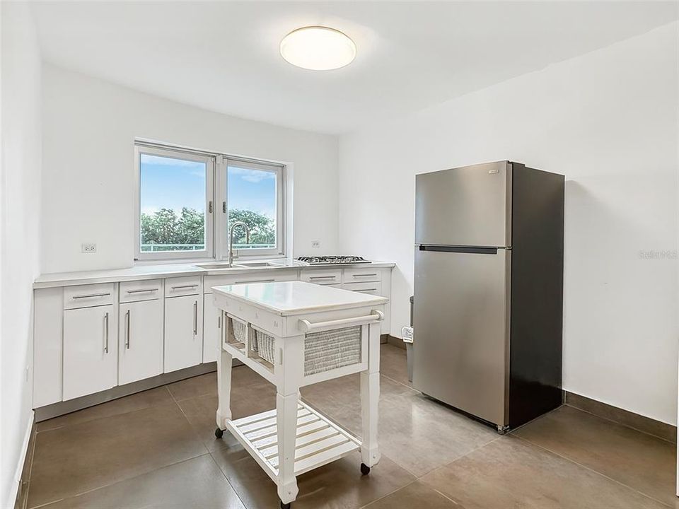 For Sale: $985,000 (4 beds, 5 baths, 3976 Square Feet)