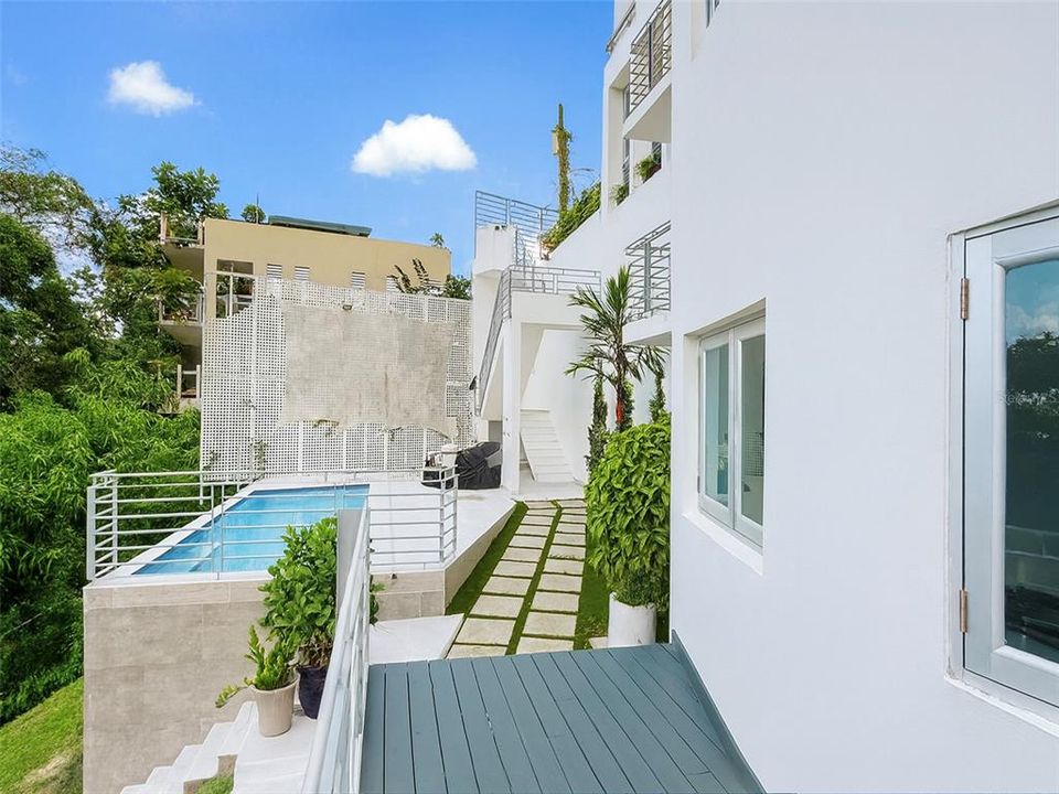 For Sale: $985,000 (4 beds, 5 baths, 3976 Square Feet)