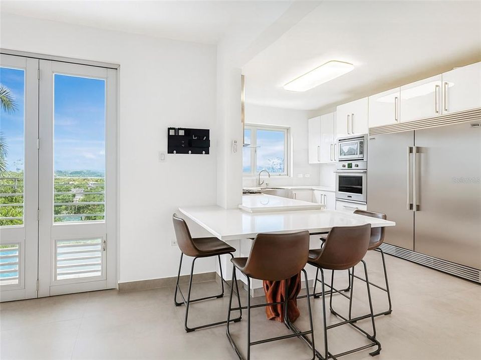 For Sale: $985,000 (4 beds, 5 baths, 3976 Square Feet)