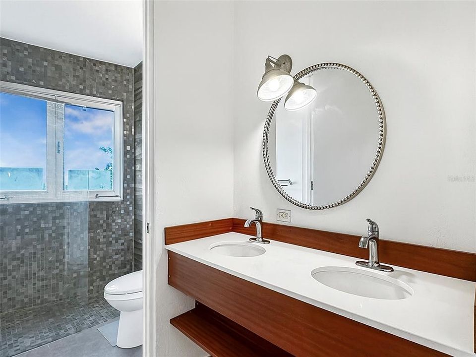 For Sale: $985,000 (4 beds, 5 baths, 3976 Square Feet)