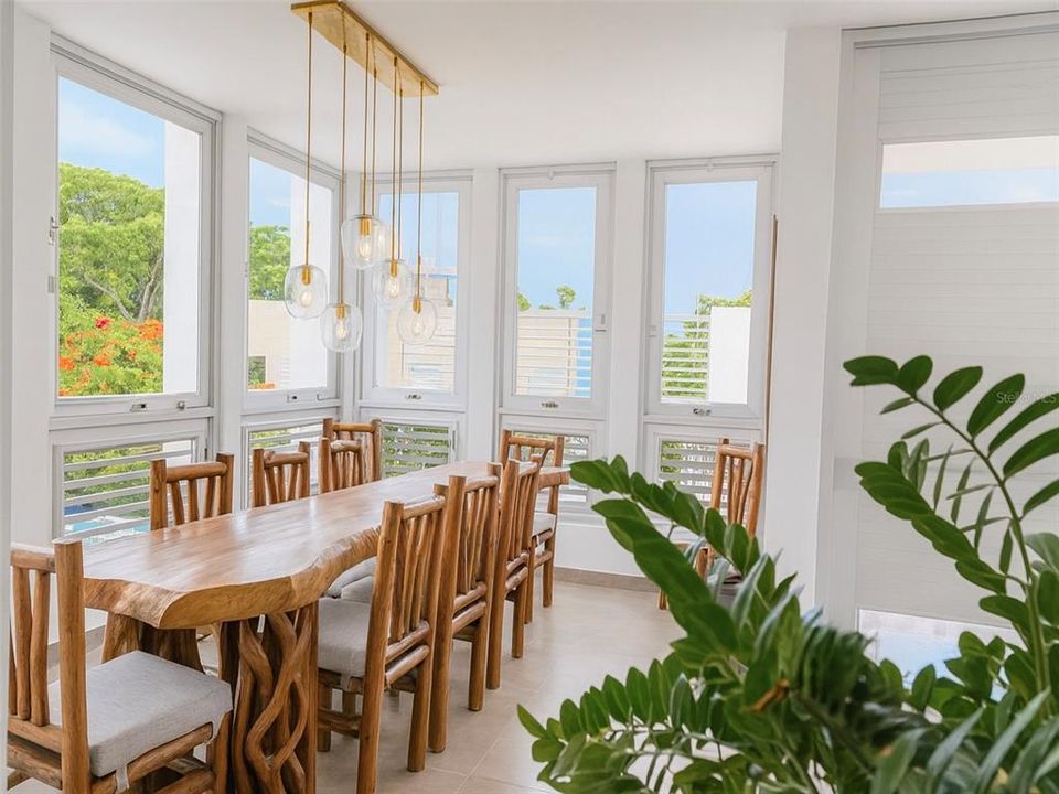 For Sale: $985,000 (4 beds, 5 baths, 3976 Square Feet)