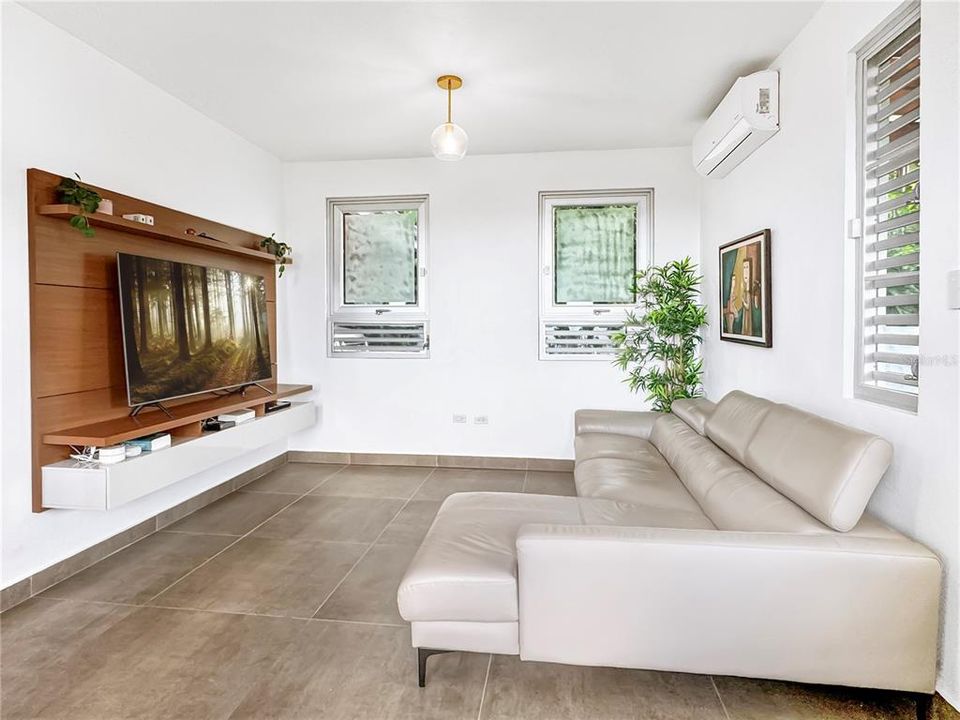 For Sale: $985,000 (4 beds, 5 baths, 3976 Square Feet)