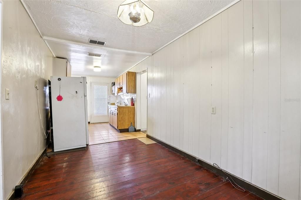 En Venta: $235,000 (4 camas, 2 baños, 1560 Pies cuadrados)