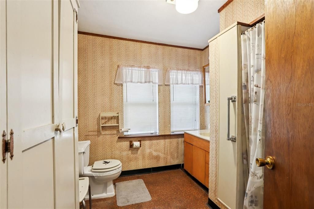 En Venta: $235,000 (4 camas, 2 baños, 1560 Pies cuadrados)