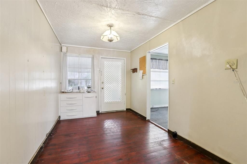 En Venta: $235,000 (4 camas, 2 baños, 1560 Pies cuadrados)