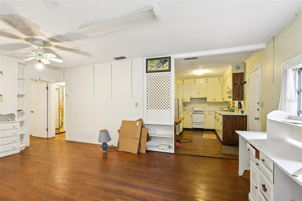 En Venta: $235,000 (4 camas, 2 baños, 1560 Pies cuadrados)