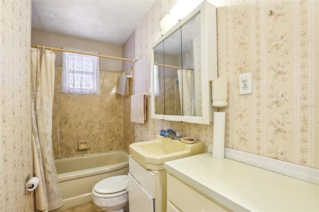 En Venta: $235,000 (4 camas, 2 baños, 1560 Pies cuadrados)