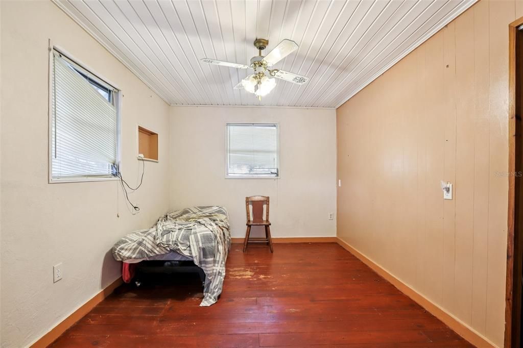 En Venta: $235,000 (4 camas, 2 baños, 1560 Pies cuadrados)