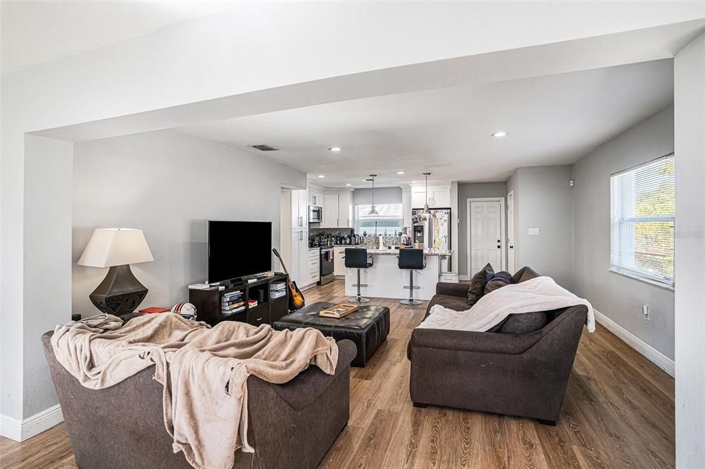 For Sale: $375,000 (3 beds, 2 baths, 1405 Square Feet)