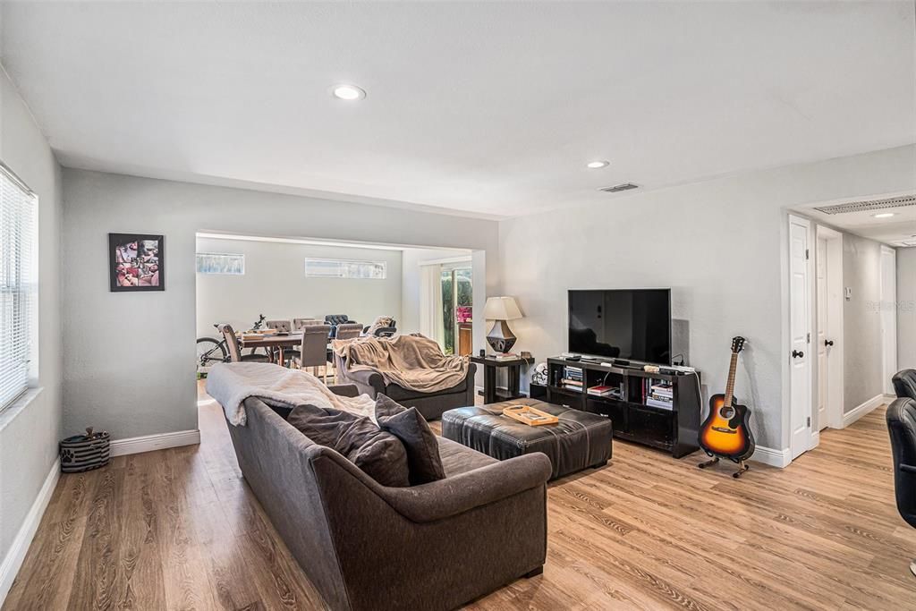 For Sale: $375,000 (3 beds, 2 baths, 1405 Square Feet)