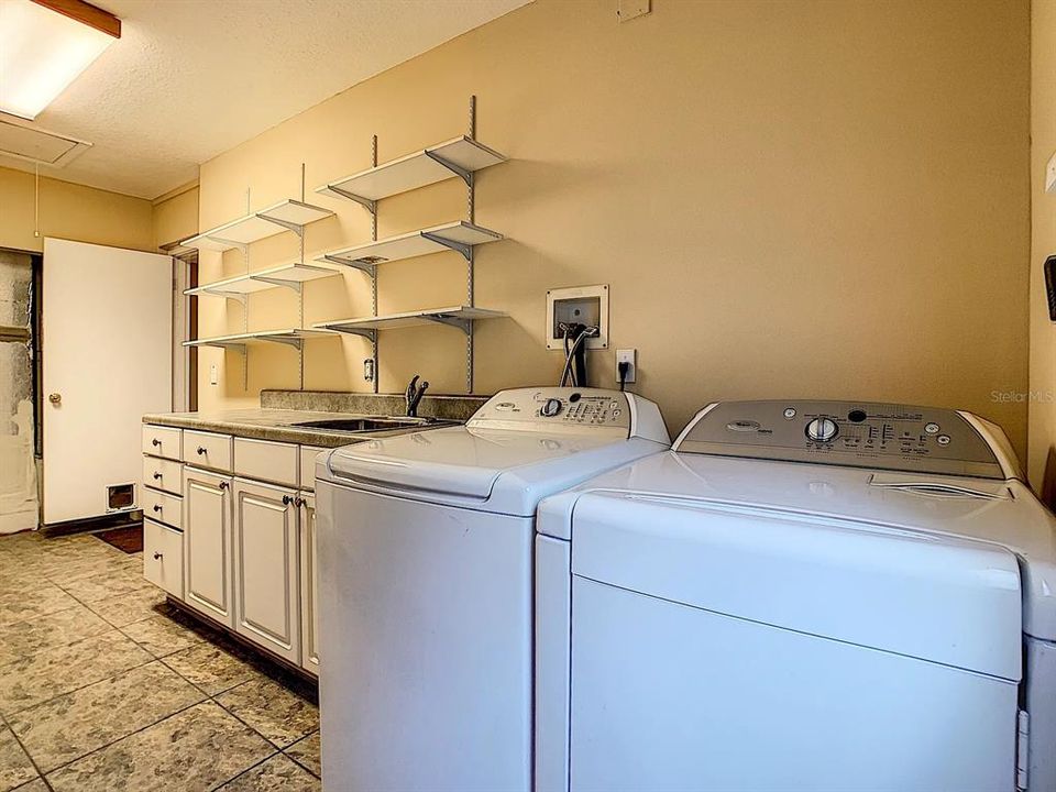 En Venta: $540,000 (4 camas, 2 baños, 2289 Pies cuadrados)