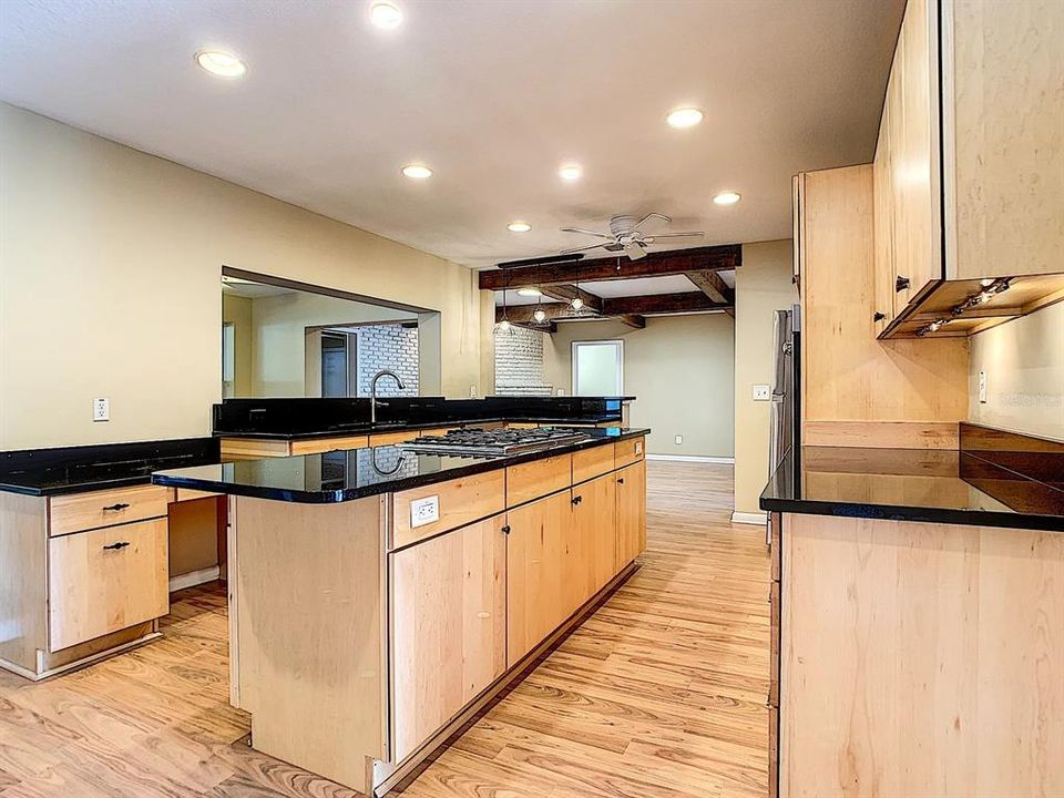 En Venta: $540,000 (4 camas, 2 baños, 2289 Pies cuadrados)