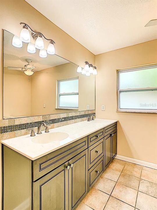 En Venta: $540,000 (4 camas, 2 baños, 2289 Pies cuadrados)