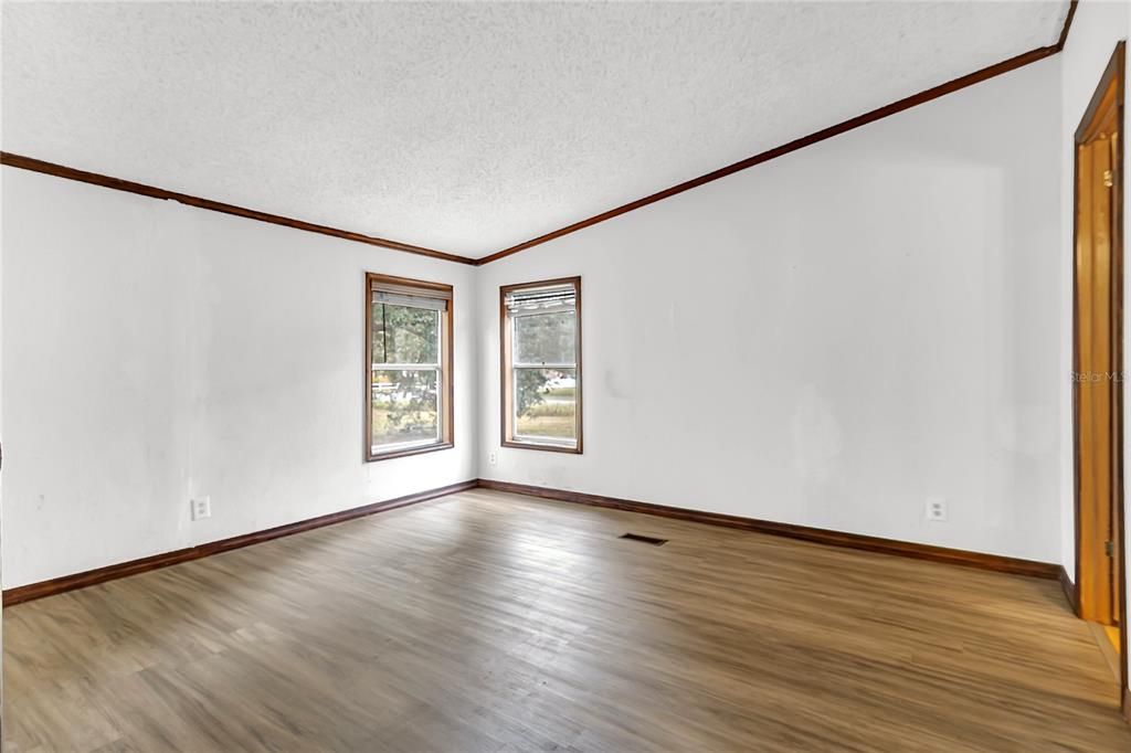 For Sale: $299,999 (3 beds, 2 baths, 1080 Square Feet)