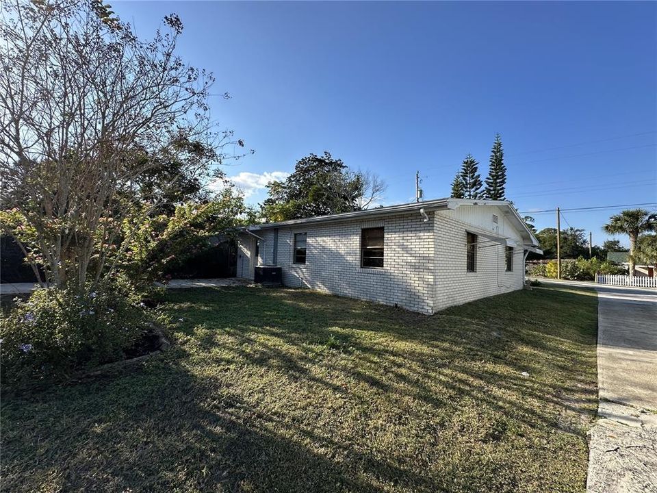 待售: $219,900 (2 贝兹, 1 浴室, 960 平方英尺)