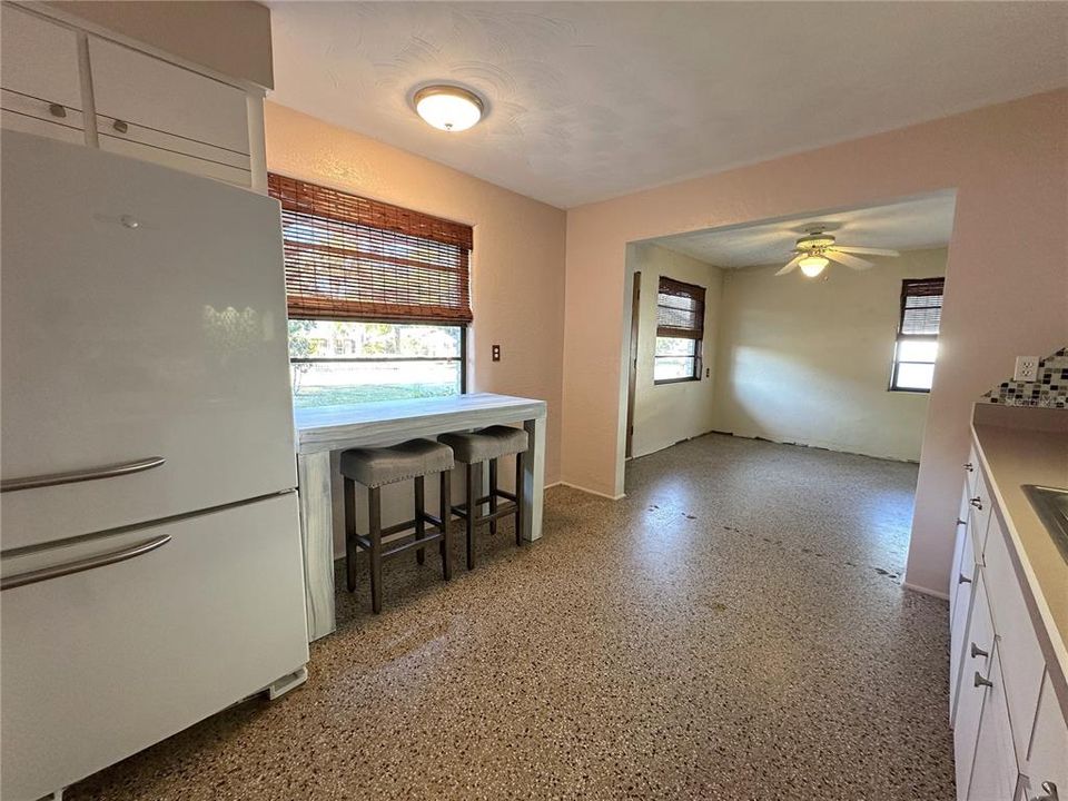 待售: $219,900 (2 贝兹, 1 浴室, 960 平方英尺)