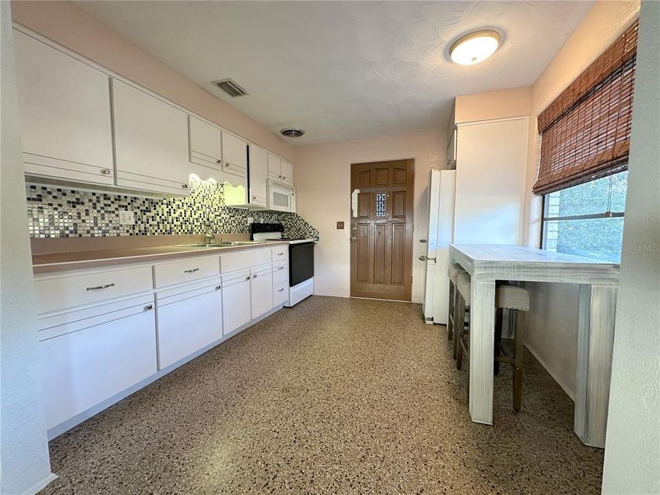 待售: $219,900 (2 贝兹, 1 浴室, 960 平方英尺)