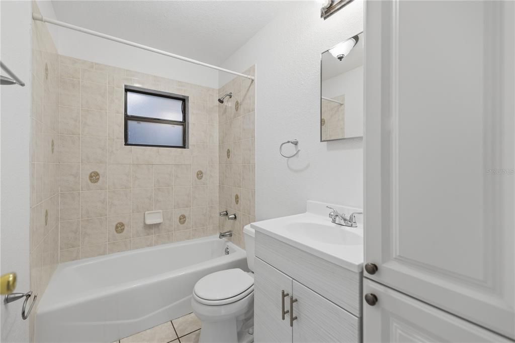 For Sale: $195,000 (3 beds, 2 baths, 1036 Square Feet)