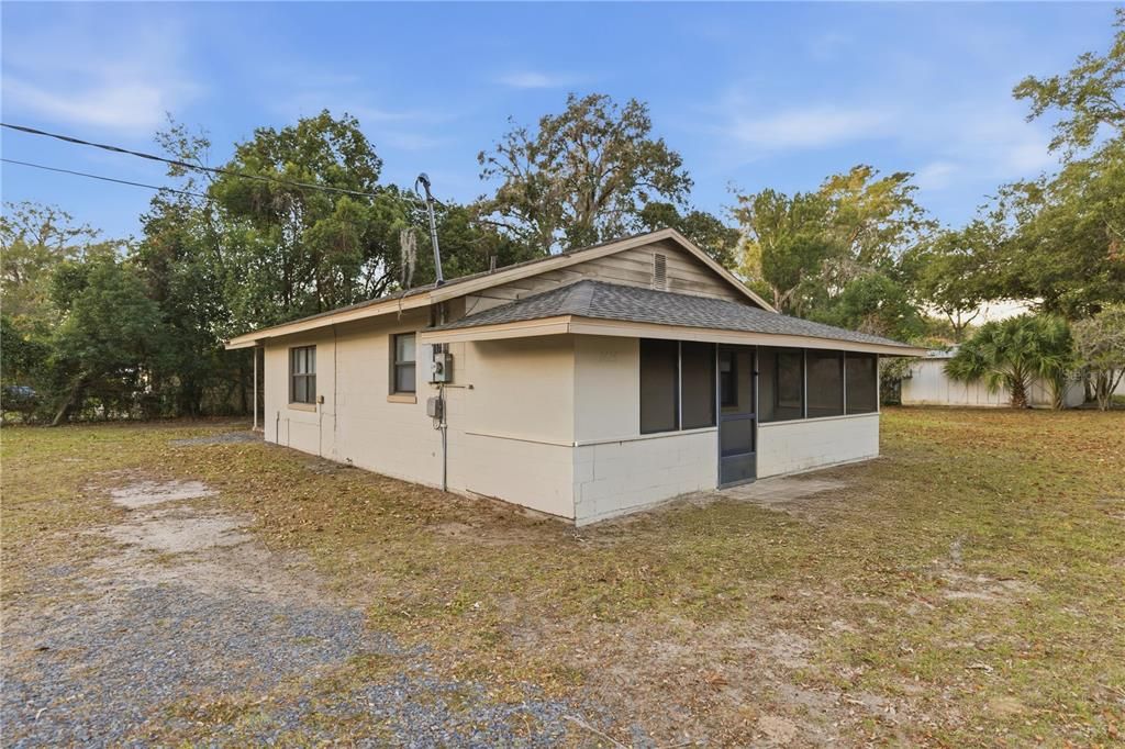 For Sale: $195,000 (3 beds, 2 baths, 1036 Square Feet)