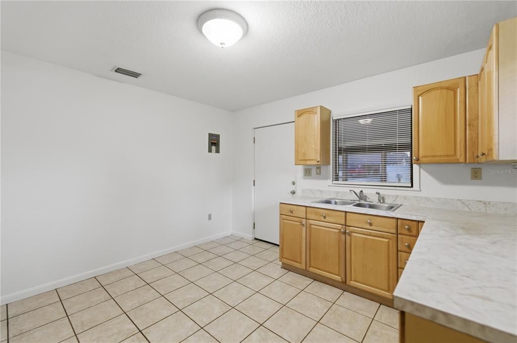 For Sale: $195,000 (3 beds, 2 baths, 1036 Square Feet)