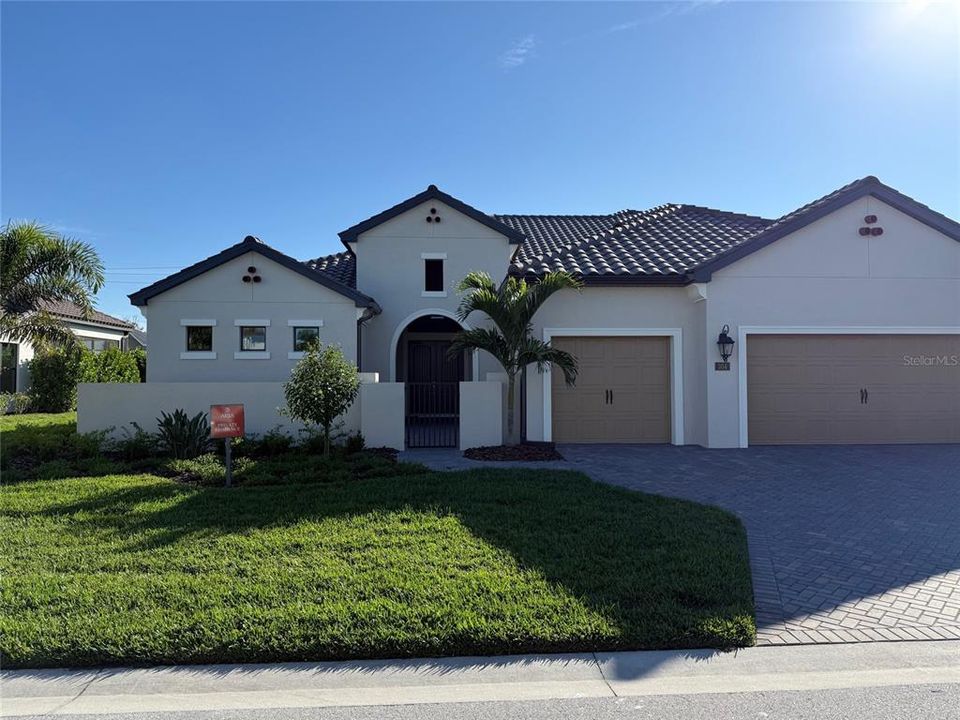 Vendido Recientemente: $1,187,500 (4 camas, 3 baños, 3681 Pies cuadrados)