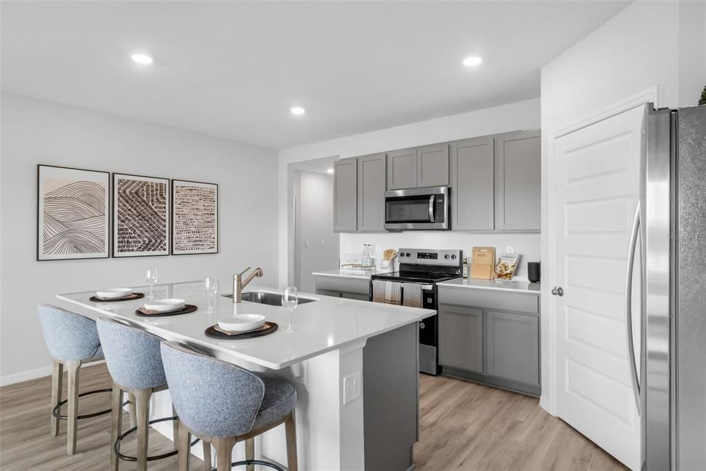 На продажу: $315,490 (4 спален, 2 ванн, 1828 Квадратных фут)