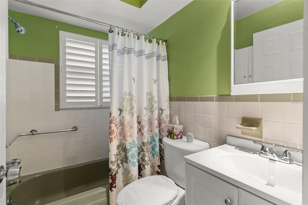 For Sale: $179,999 (2 beds, 2 baths, 1060 Square Feet)