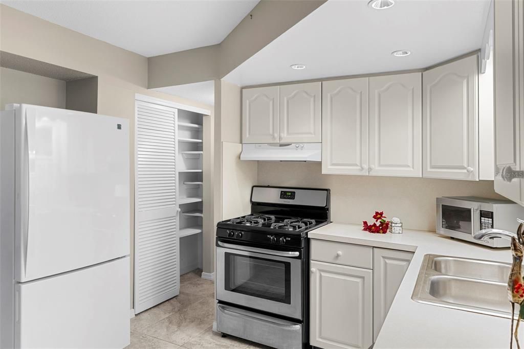 For Sale: $179,999 (2 beds, 2 baths, 1060 Square Feet)