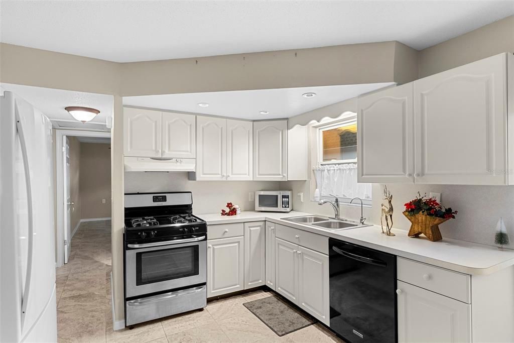 For Sale: $179,999 (2 beds, 2 baths, 1060 Square Feet)