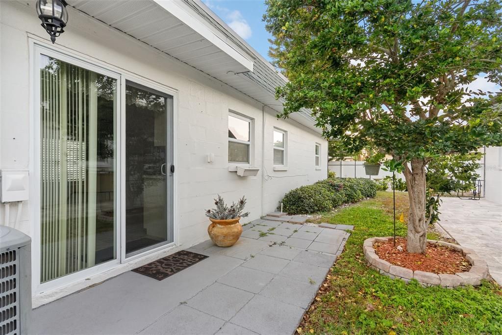 For Sale: $179,999 (2 beds, 2 baths, 1060 Square Feet)