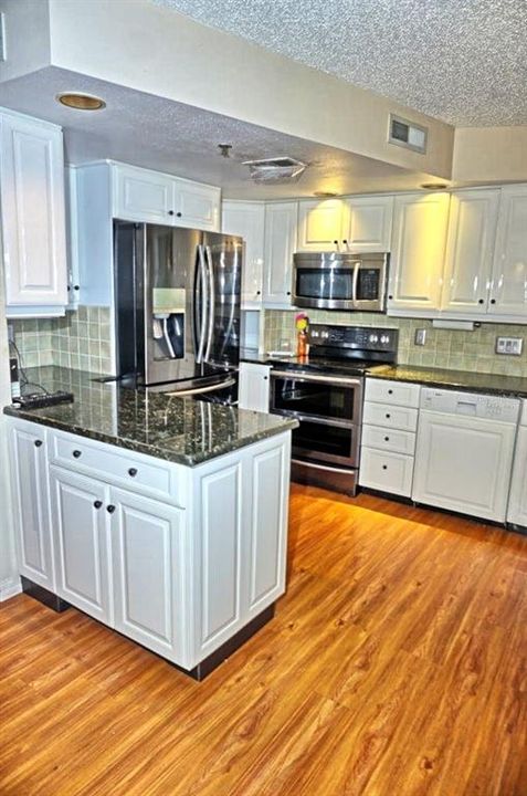 En Venta: $459,900 (3 camas, 2 baños, 2723 Pies cuadrados)